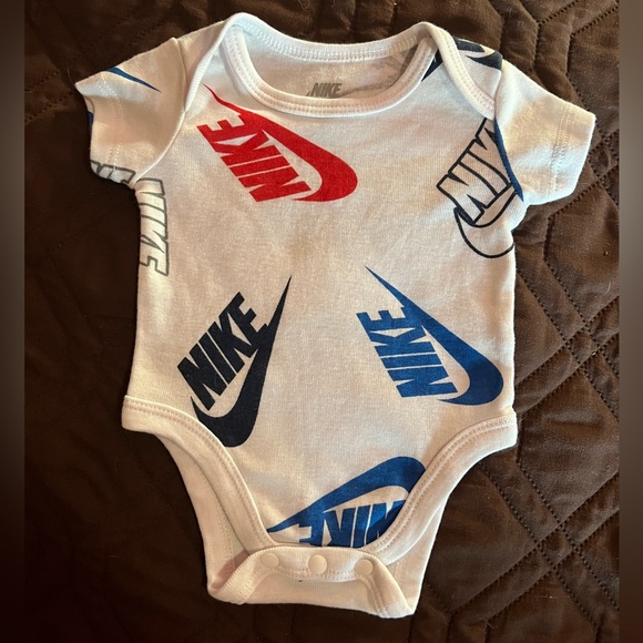 Newborn Nike 2 Piece Outfit - Picture 2 of 5